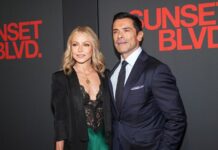 Kelly Ripa rimette l'abito da sposa: una passeggiata romantica sulla spiaggia