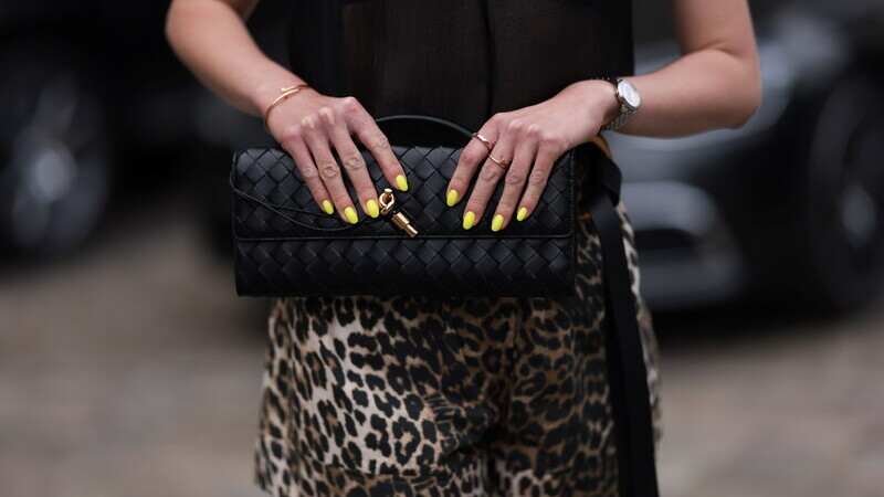 Yellow manicure, la nail art di tendenza per la primavera
