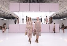 Accesso alla sfilata di moda: strategie per assistere senza invito tra livestream, watch party e audacia.